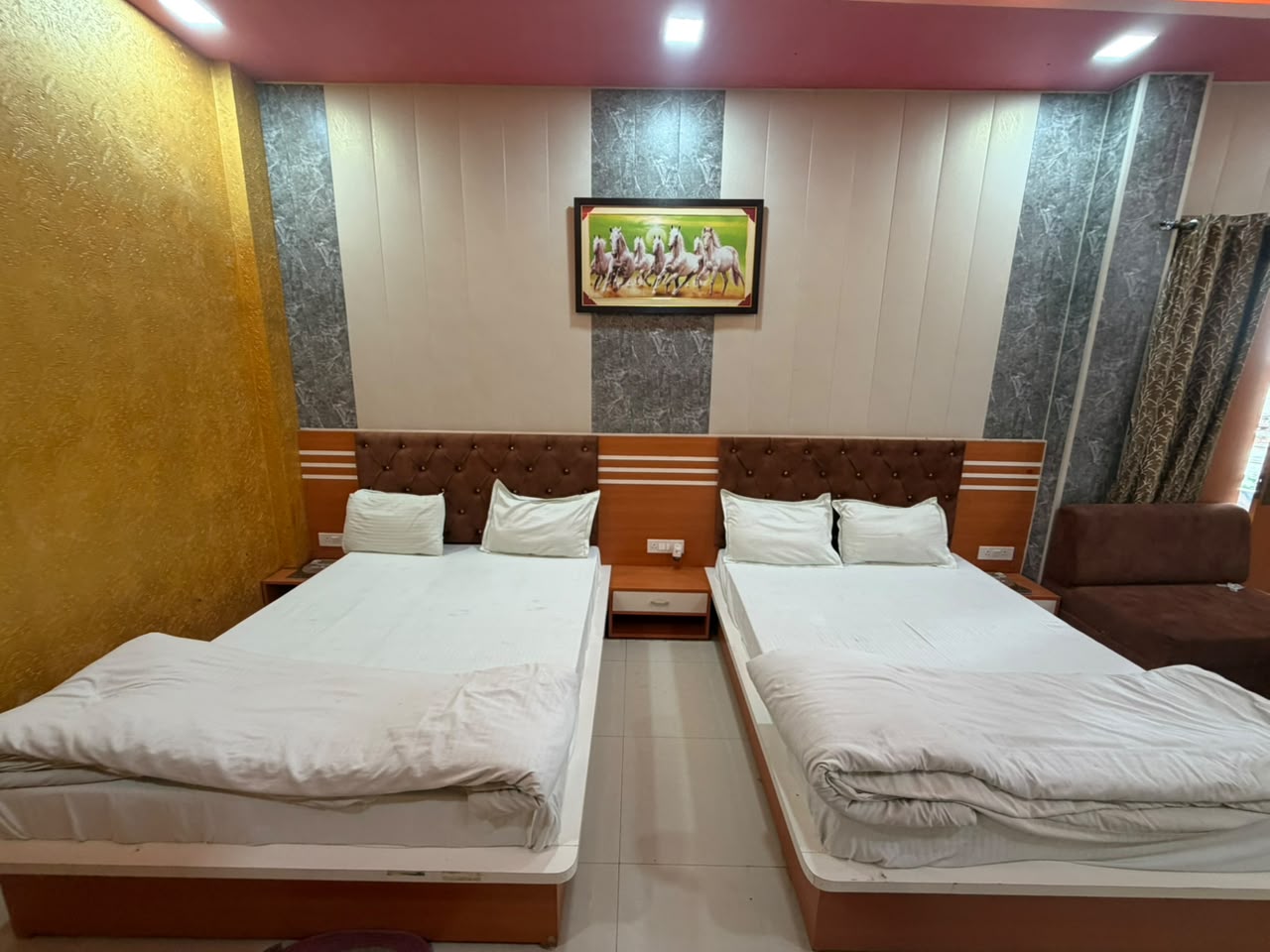 सुपर डीलक्स और फ़ैमिली कमरा